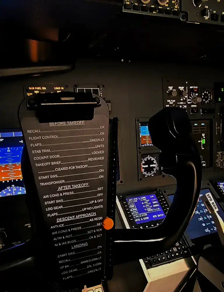 Imagen hero de portada del simulador de 737 de bcnsimcenter version movil