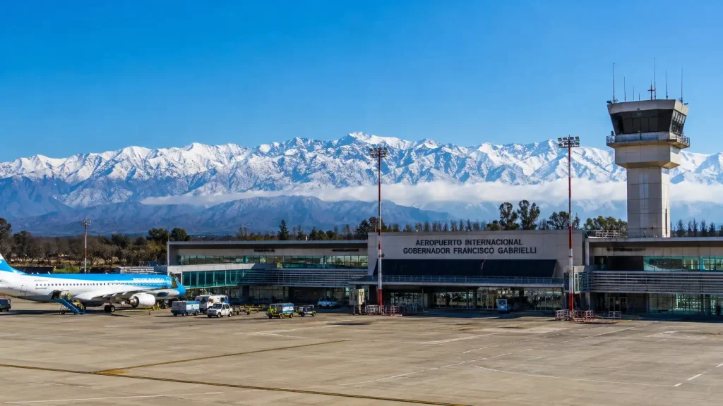 Vista aérea del aeropuerto Internacional de Mendoza en Argentina — escala del vuelo 571 antes del accidente de los Andes — BCN Sim Center